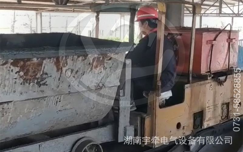 2.5吨蓄电池防爆电机车现场视频.jpg